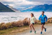 Paar beim Joggen an einem Bergsee Paar beim Joggen an einem Bergsee